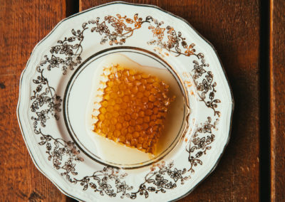 RTayon de miel dans une assiette