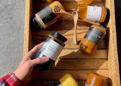 Sélection de miel dans une boîte en bois